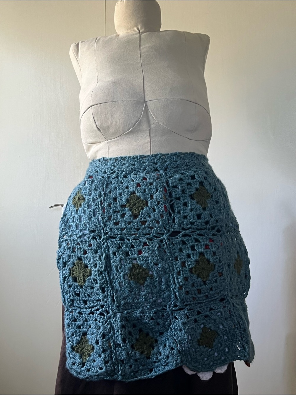 Made to order: crochet egg-collecting apron with chicken pockets - Picture 7 of 8